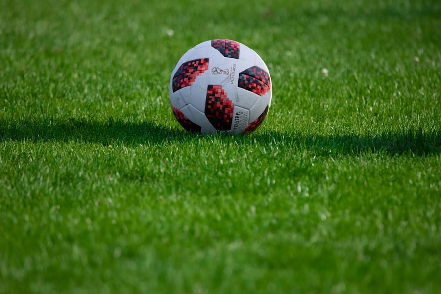 Çim sahada futbol topu