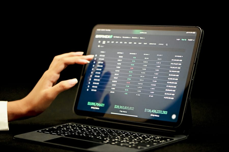 Tablet ekranında maç ve skor listesi